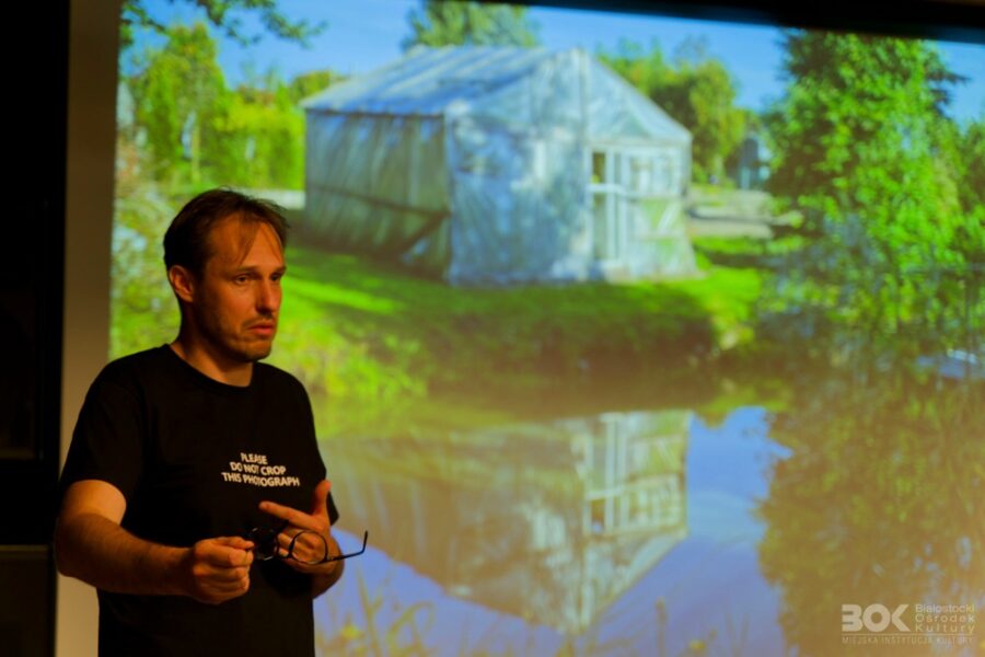 Marcin Pawlukiewicz pokazuje prezentację multimedialną