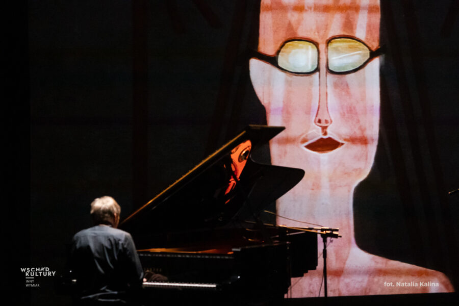 Pianista i wyświetlany fragment portretu namalowanego przez Nowosielskiego